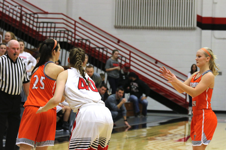 Galarno receives a pass from Lyons. 