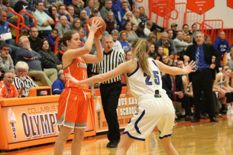 Junior Megan Vetter looks to find an open teammate.