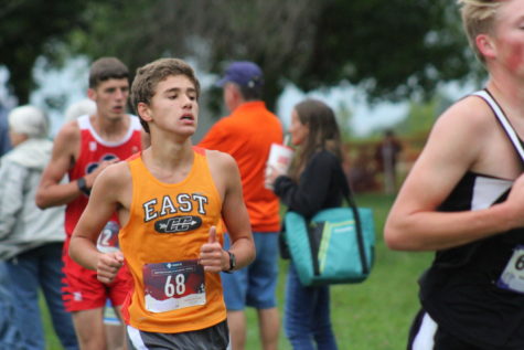 Junior Fabio Nihalani paces himself throughout the race.