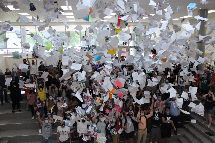 2021 Senior Paper Toss